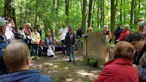 der versteckte gedenkstein ein spaziergang durch stolpe in erinnerung an karl marx gemeinde birkenwerder grun erleben