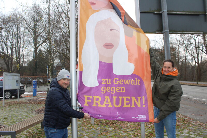 Fahnenhissung am Tag gegen Gewalt an Frauen