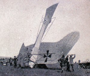Abb. 1: Bruchlandung einer „Taube“, 1915; Quelle: Archiv Herfert